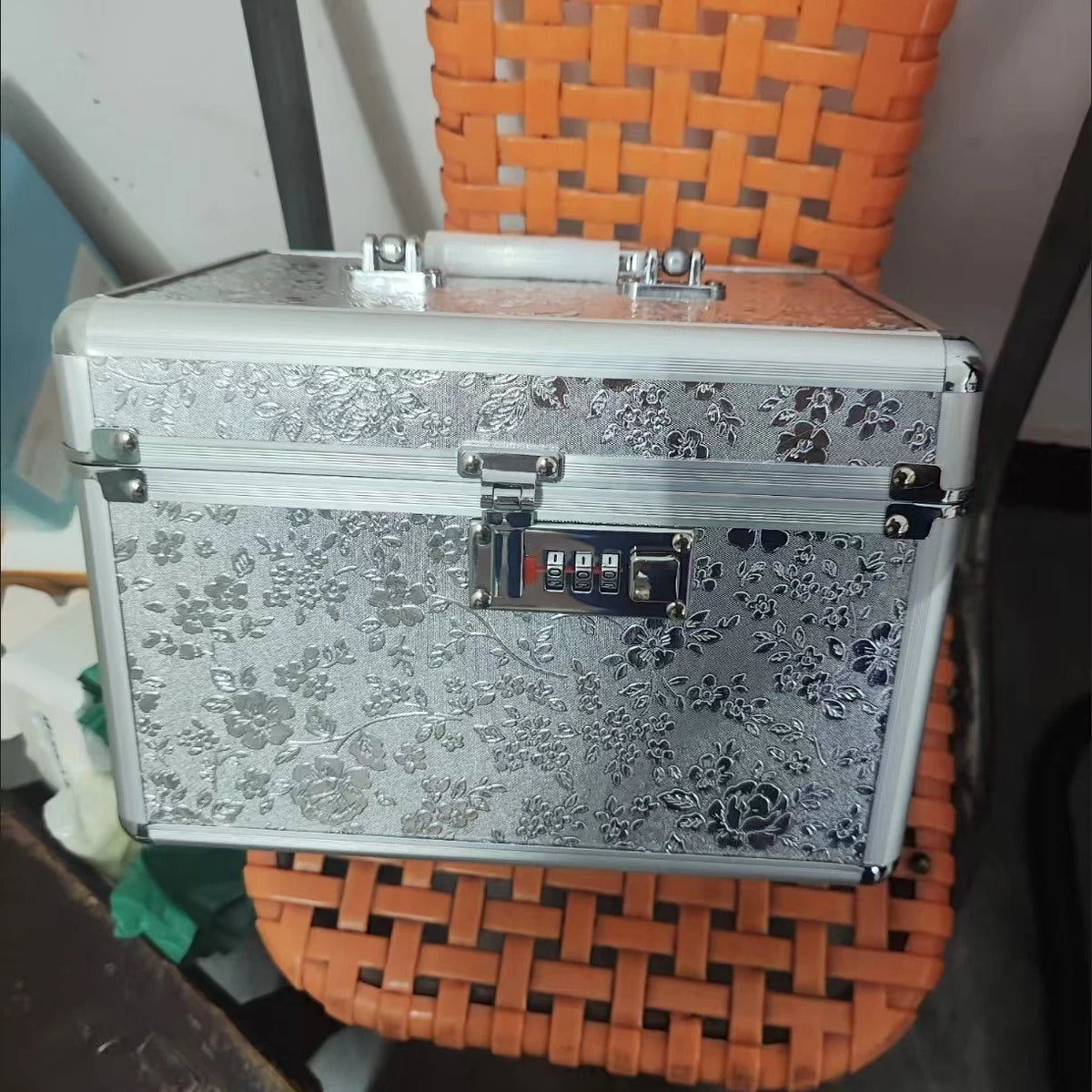 Aluminum Makeup Case with Lock – Professional Cosmetic Box