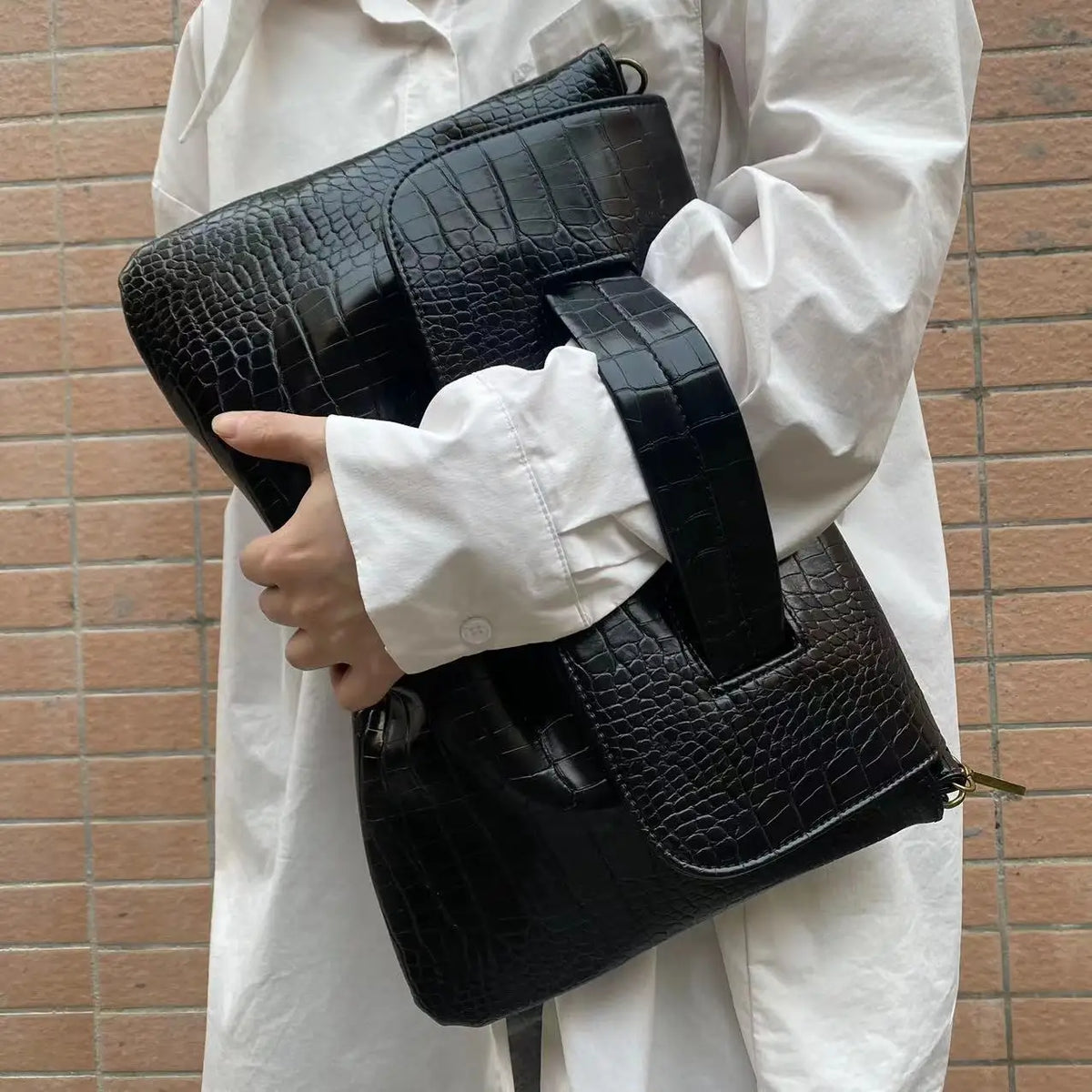 Crocodile Pattern PU Leather Laptop Crossbody Bag