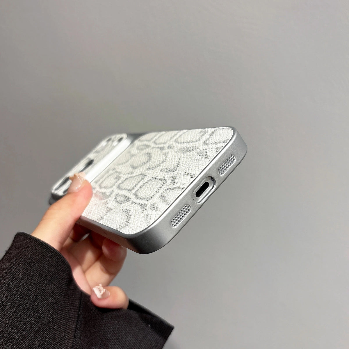 Leather Texture iPhone Case – Glossy Plating Shockproof Cover for iPhone 13–17 Series