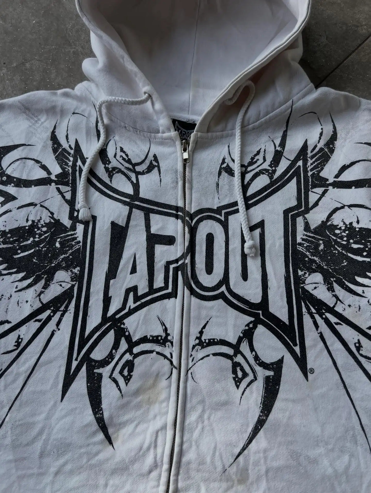 Tapout Graphic Zip-Up Hoodie – Y2K Oversized Streetwear Sweatshirt