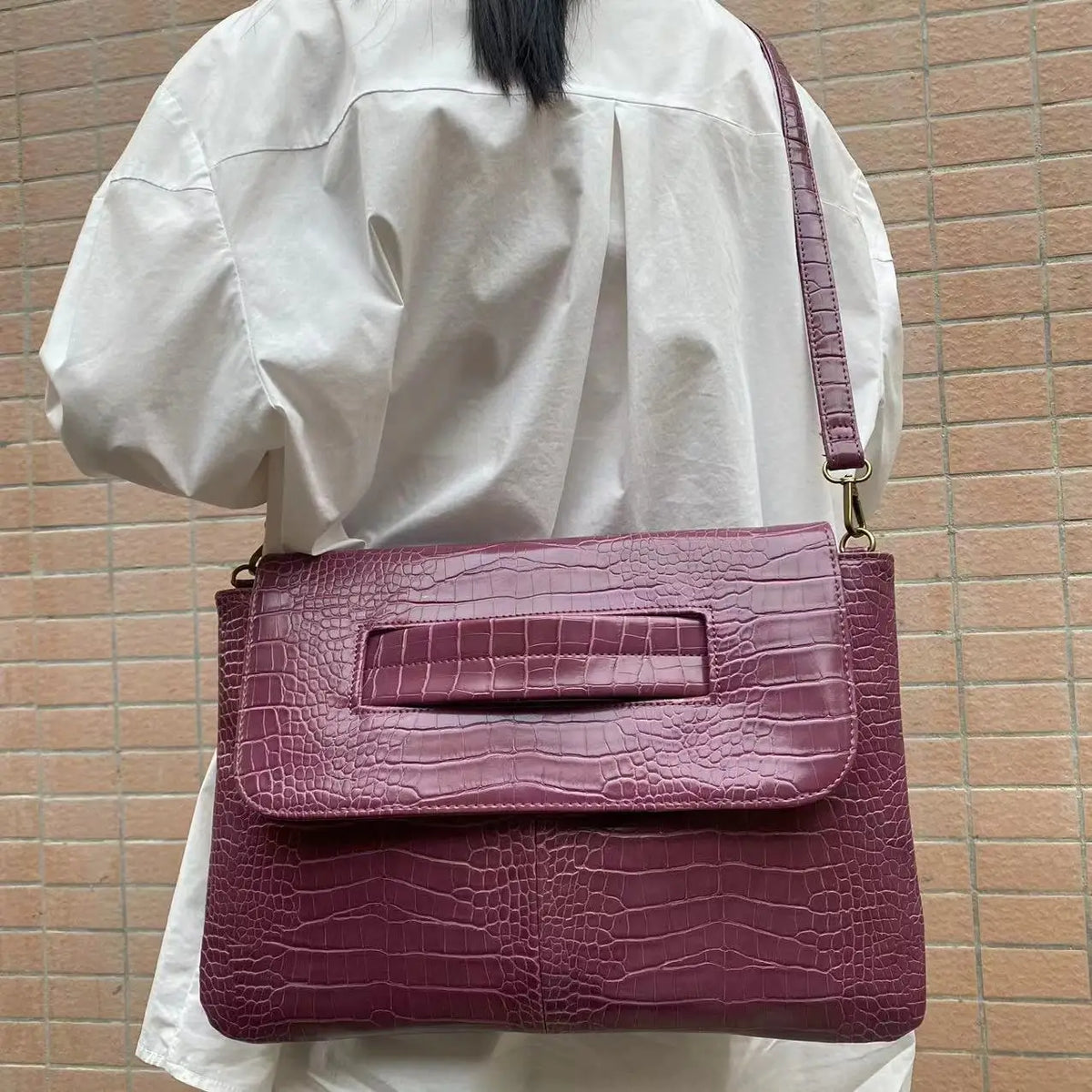 Crocodile Pattern PU Leather Laptop Crossbody Bag