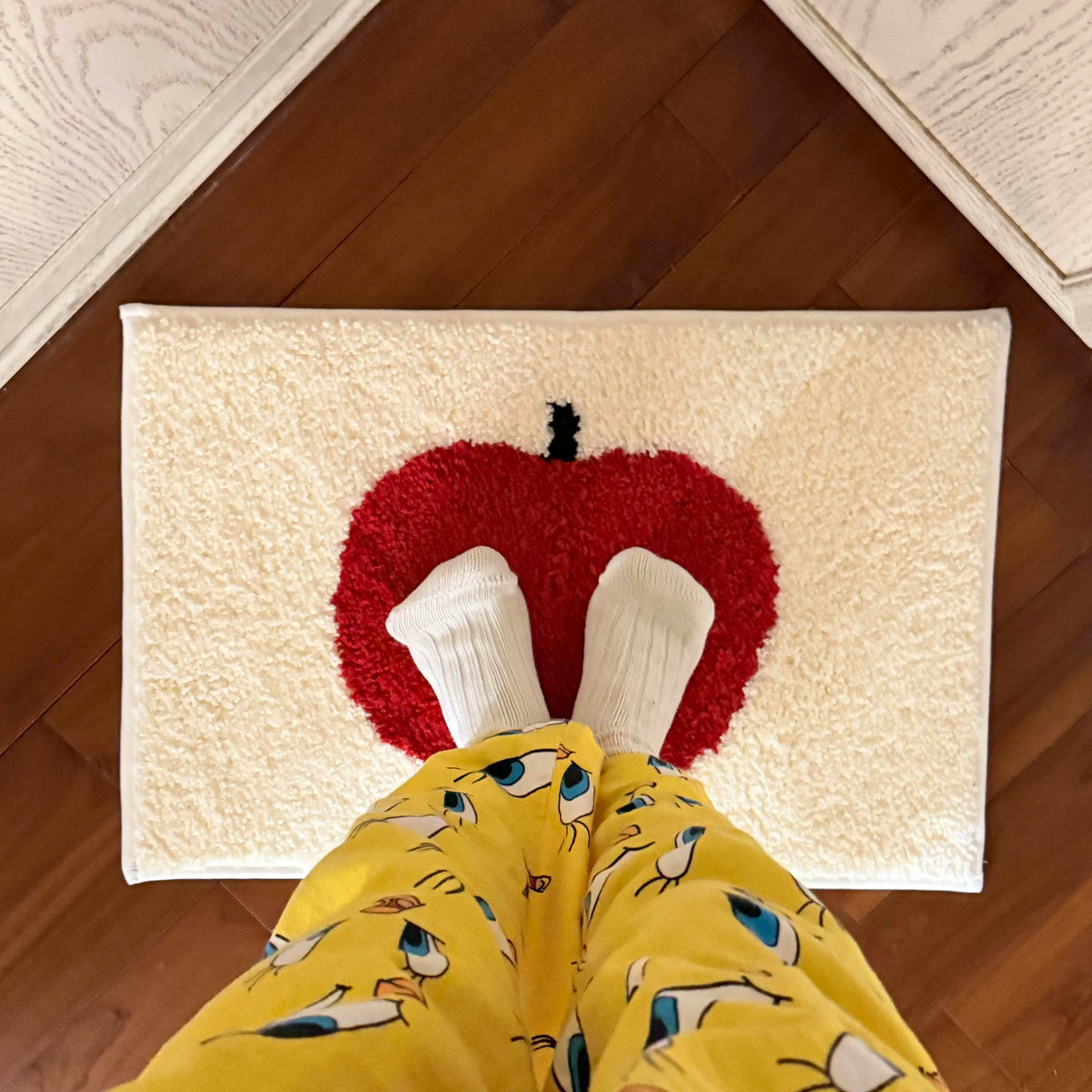 Apple Bath Mat – Soft Plush Non-Slip Bathroom Rug